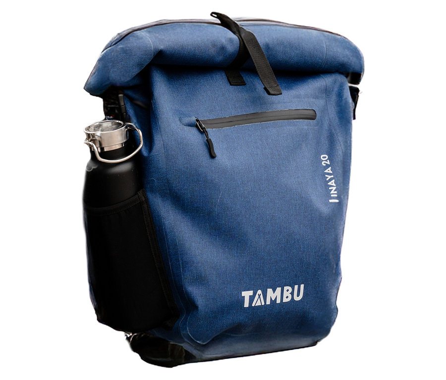 Blaue Tambu »INAYA« Fahrradtasche mit schwarzer Wasserflasche in der Seitentasche.
