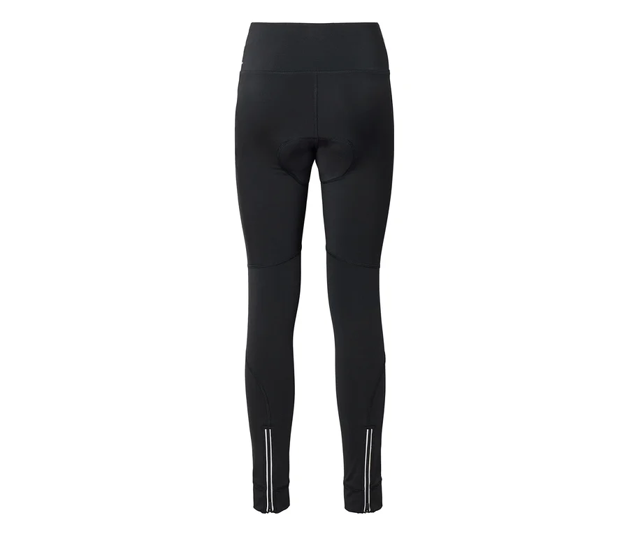 Schwarze, eng anliegende Radhose von hinten, mit Polsterung im Schritt und Reißverschlüssen an den Knöcheln.