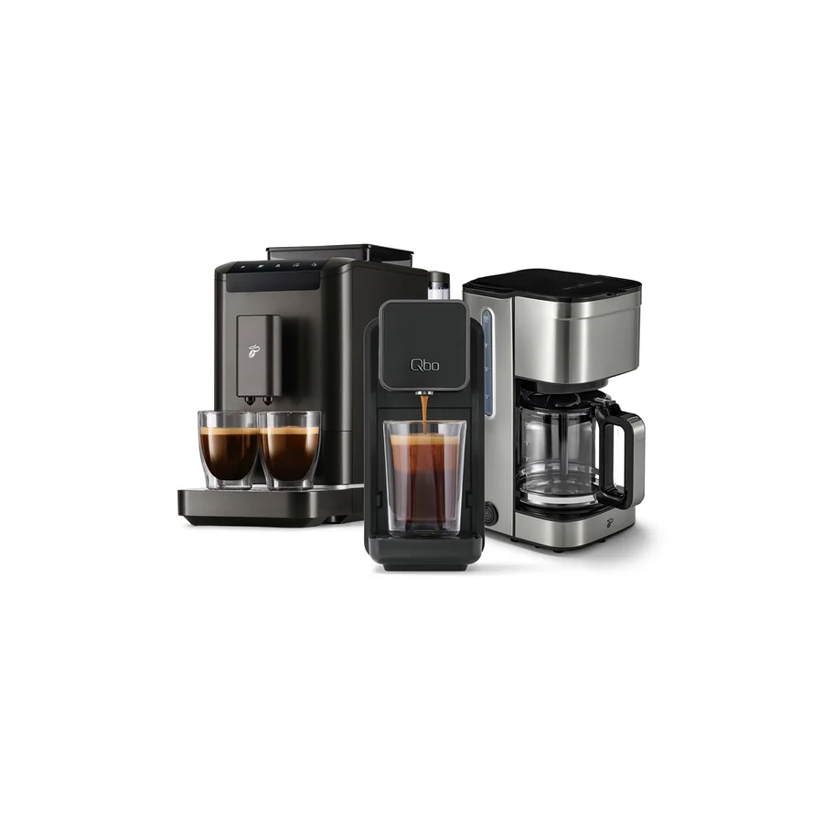 Drei Kaffeemaschinen: links eine dunkelgraue Espressomaschine mit zwei gefüllten Gläsern, mittig eine schwarze Qbo-Kapselmaschine, die Kaffee in ein Glas füllt, und rechts eine silberne Filterkaffeemaschine.