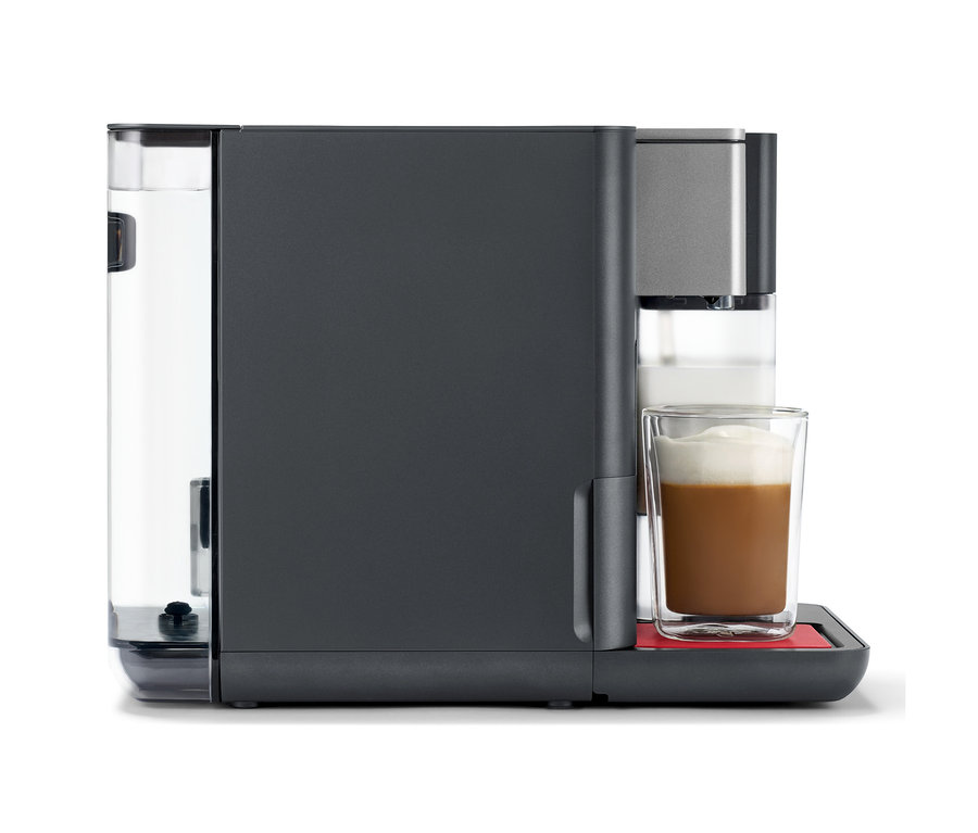 Qbo MILK MASTER Lipstick Red Kaffeemaschine mit Kaffee im Glas.