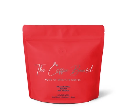Eine rote Packung The Coffee Board - Busasa Natural Omni-Roast - 350 g Ganze Bohne.