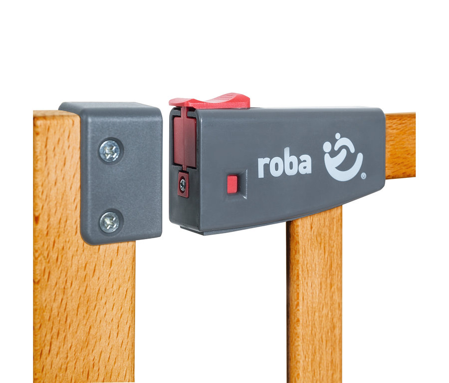 Nahaufnahme des roba Treppenschutzgitters »Safety Up« mit Holzstäben und grauem Verschlussmechanismus mit rotem Knopf.