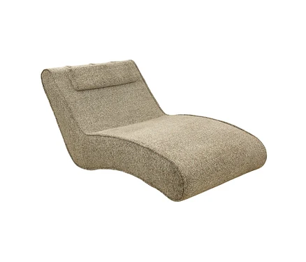 Geschwungene Chaiselongue aus hellbraunem, strukturiertem Stoff mit integrierter Kopfstütze.