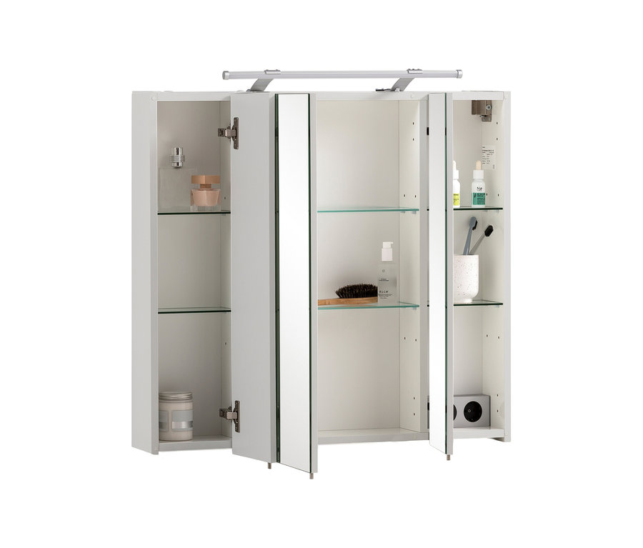Weißer Spiegelschrank »Dorina« mit Licht, 60 cm, dessen drei Türen teilweise geöffnet sind und Glasablagen mit Toilettenartikeln und einer Bürste zeigen.