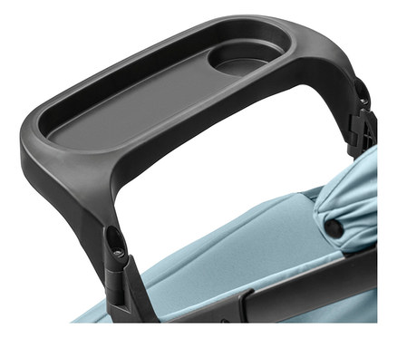 Schwarzes Tablett des hauck Buggy »Shop N Care« mit Becherhalterung, befestigt an hellblauem Stoff.
