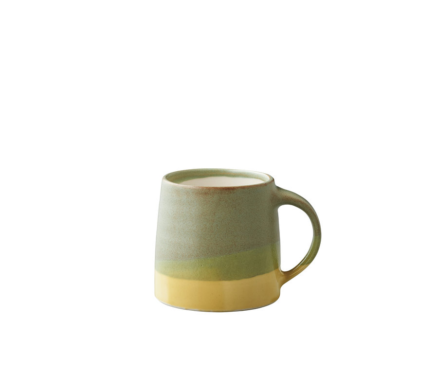 Tasse mit Farbverlauf in Hellgrün, Dunkelgrün und Gelb, mit Henkel.