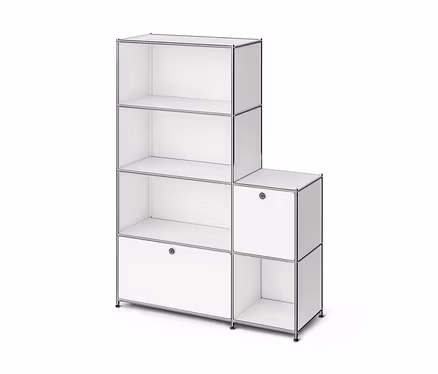 Weißes L-förmiges modulares Regal mit Chromrahmen. Es verfügt über offene Fächer (teilweise perforiert), eine Schublade und einen Schrank, alles in Weiß mit Chromgriffen und -füßen.