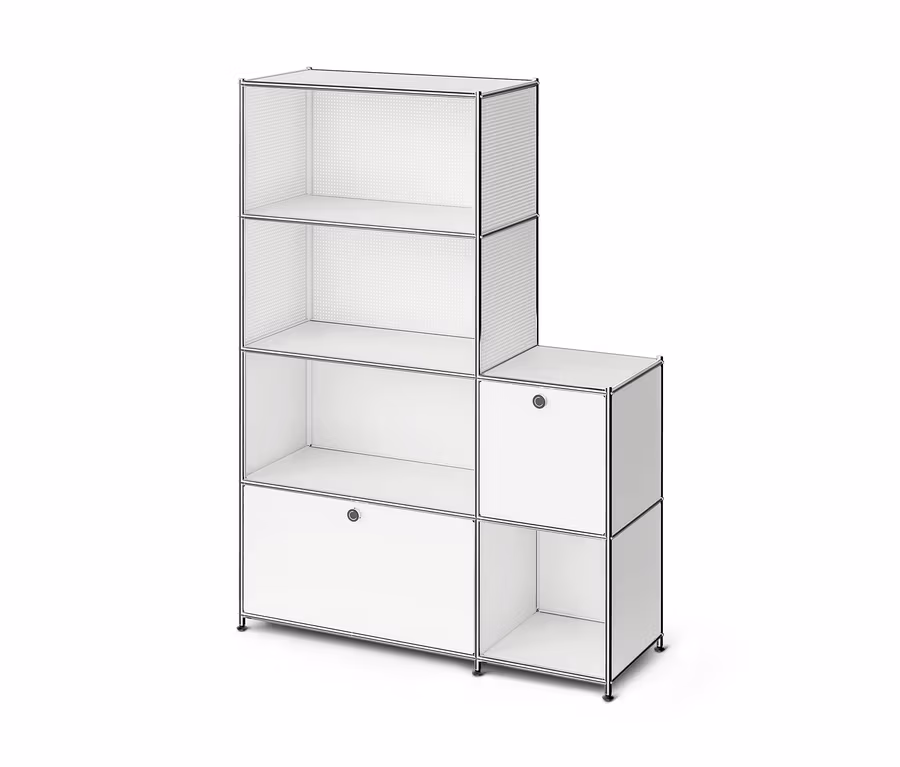 Weißes L-förmiges modulares Regal mit Chromrahmen. Es verfügt über offene Fächer (teilweise perforiert), eine Schublade und einen Schrank, alles in Weiß mit Chromgriffen und -füßen.