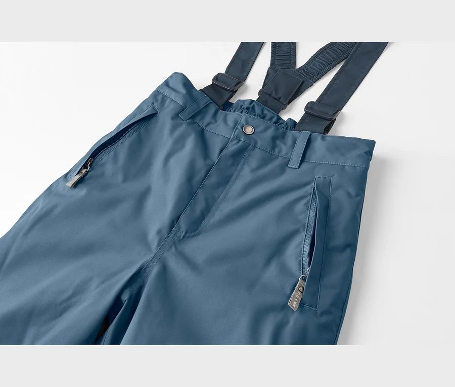 Blaue Skihose mit dunkelblauen Hosenträgern, Knopfverschluss und Reißverschlusstaschen.