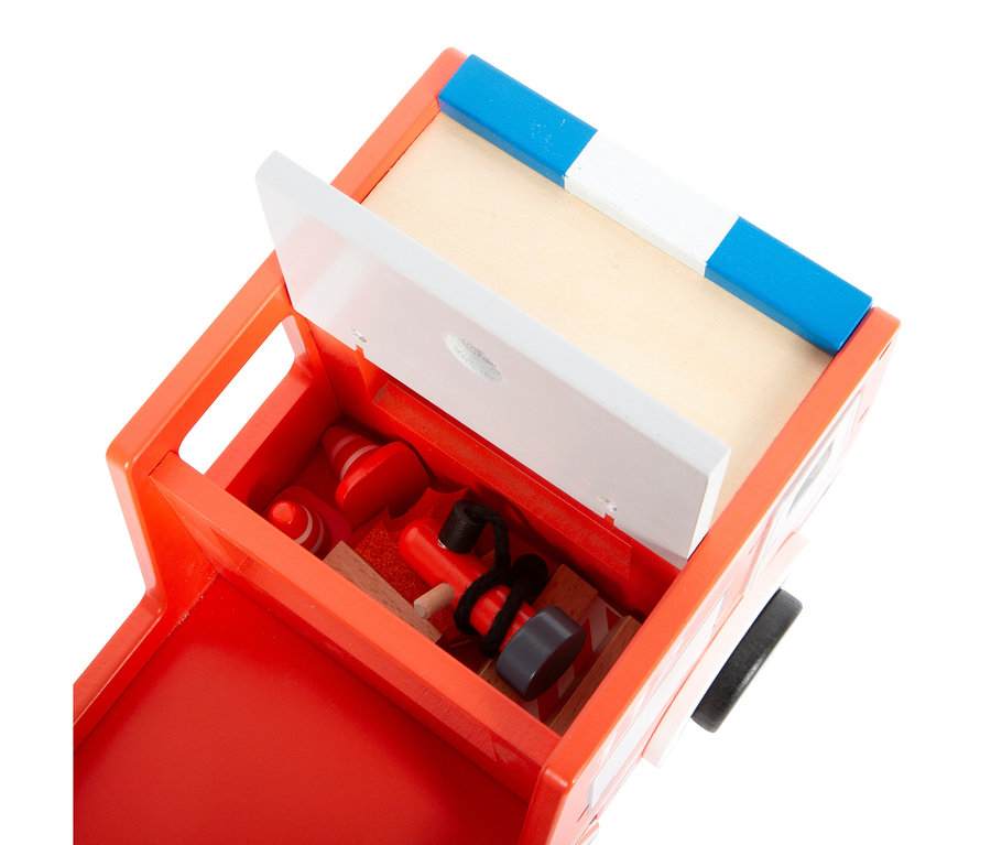 Ein rotes Spielzeugauto mit offenem Laderaum voller kleiner Spielzeuge.