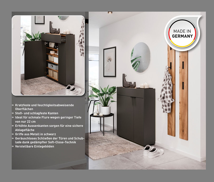 Einrichtungsidee: Schwarzer Schuhschrank im Flur, eine Tür offen, zeigt Regale und Körbe, daneben Schuhe und ein Teppich.