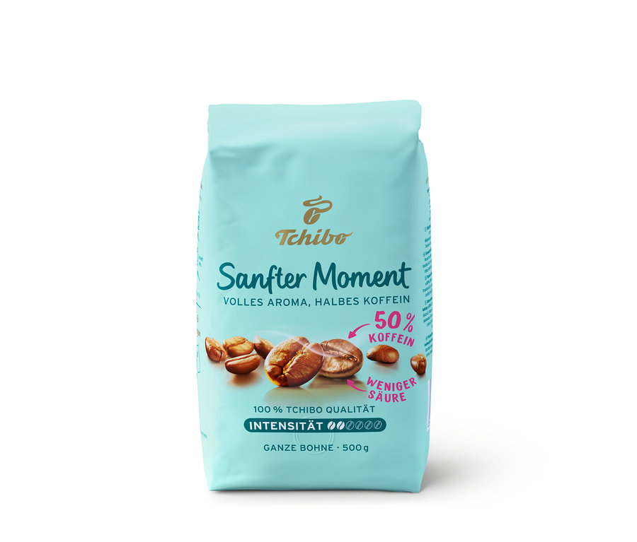 Eine Packung Tchibo Sanfter Moment Kaffee mit der Aufschrift "VOLLES AROMA, HALBES KOFFEIN" und 50 % Koffein.