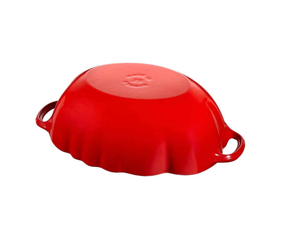 Roter STAUB Gusseisen-Bräter »Tomate«, ca. 25 cm, von unten sichtbar mit geriffelter Form und zwei Griffen.