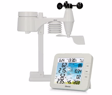 Eine weiße Wetterstation mit einer Außensensoreinheit und einem Innendisplay. Die Außeneinheit verfügt über einen Regenmesser, einen Temperatur-/Feuchtigkeitssensor, ein Anemometer und eine Windfahne. Das Innendisplay zeigt Uhrzeit, Innen-/Außentemperatur, Luftfeuchtigkeit, Windgeschwindigkeit, Luftdruck, Niederschlag, UV und Lichtwerte an. Beide Einheiten tragen das Alecto-Logo.