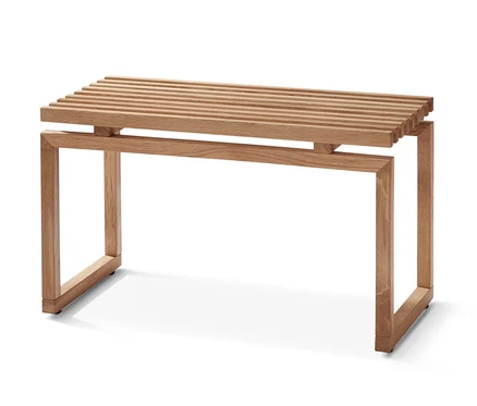 Eine Sitzbank aus Holz mit Lattenrost.