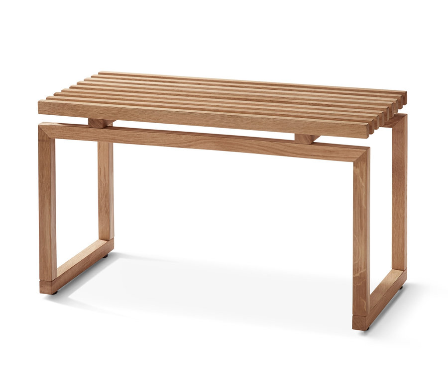 Eine Sitzbank aus Holz mit Lattenrost.