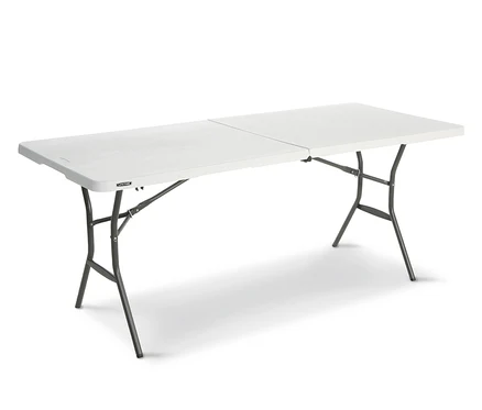 Ein aufgebauter, weißer Lifetime-Kunststoff-Klapptisch mit schwarzen Beinen.