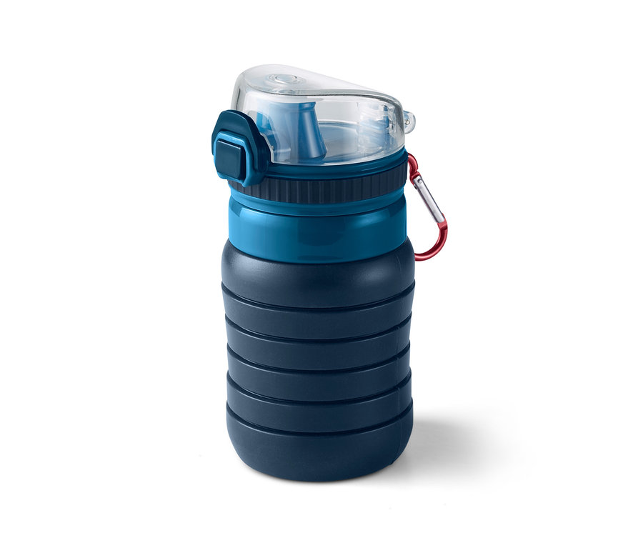 Eine blaue, faltbare Trinkflasche mit einem roten Karabiner.