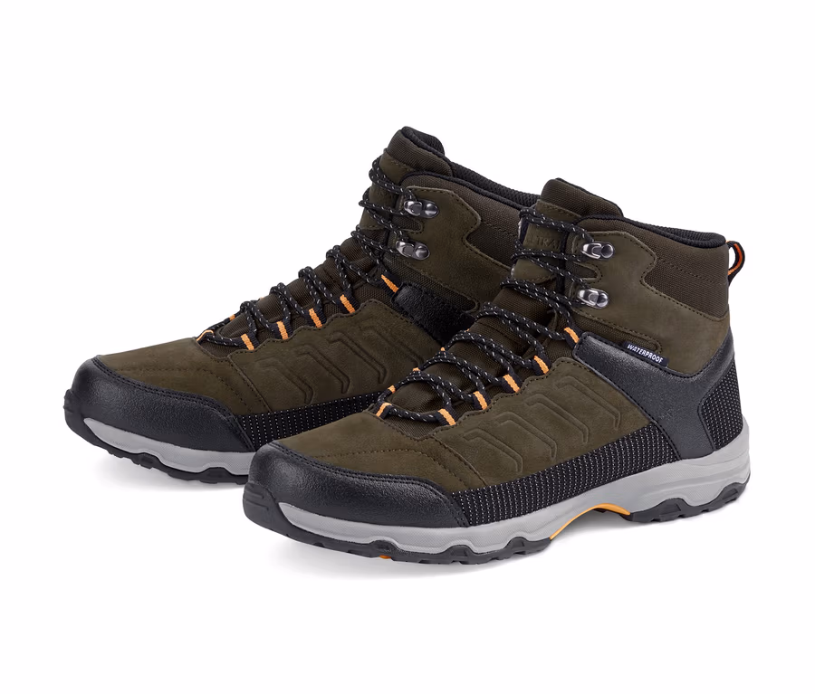 Zwei Trekking-Schuhe auf weißem Hintergrund.