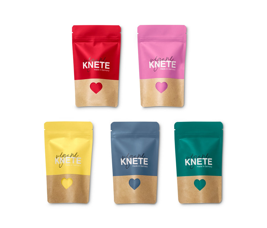 Fünf Packungen vegane Knete in den Farben: Rot, Rosa, Gelb, Blau und Grün.