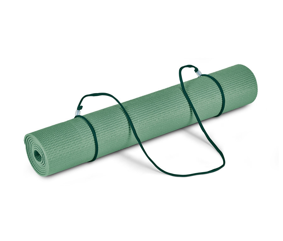 Eine zusammengerollte grüne Yoga- und Fitnessmatte mit schwarzen Gurten.