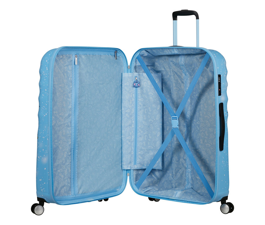 Offener hellblauer Koffer mit weißen Sprenkeln, der sein Inneres zeigt. Die linke Seite hat eine große Netztasche mit Reißverschluss, die rechte Seite blaue elastische Kreuzgurte und eine lange Reißverschlusstasche mit einem charakterförmigen Zipper. Der Koffer hat einen ausgezogenen Griff und vier Rollen.