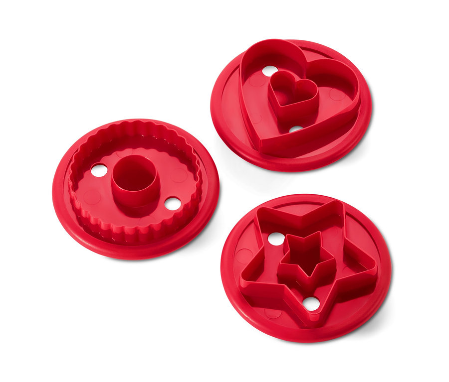 Drei rote Linzer-Plätzchen-Ausstecher in Stern-, Herz- und Kreisform.