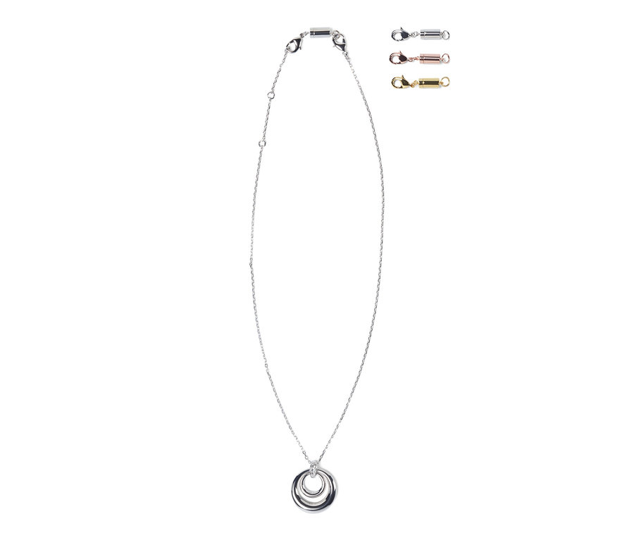 Silberne Halskette mit Doppelring-Anhänger und ein Set aus 4 Magnetverschlüssen.