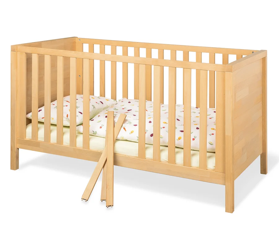 Pinolino-Kinderbett »Enno« aus Massivholz mit Lattenrost, Matratze und bedrucktem Kissen.