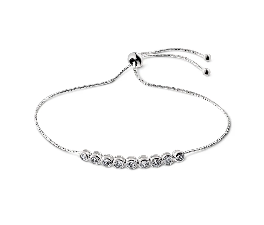 Nahaufnahme eines Tennisarmbands aus 925er Silber mit Zirkonia.