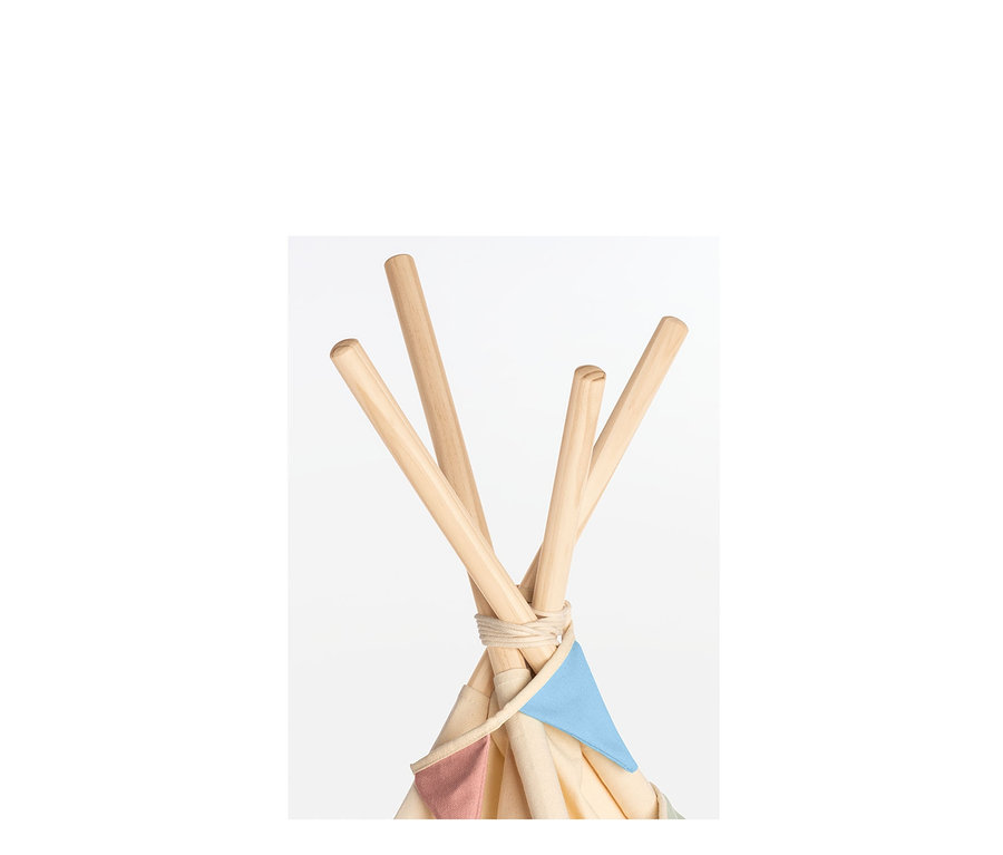 Vier Holzstangen, die mit einer Schnur zusammengebunden sind, bilden den oberen Teil eines Pinolino Zelt »Tipi Yuma«.
