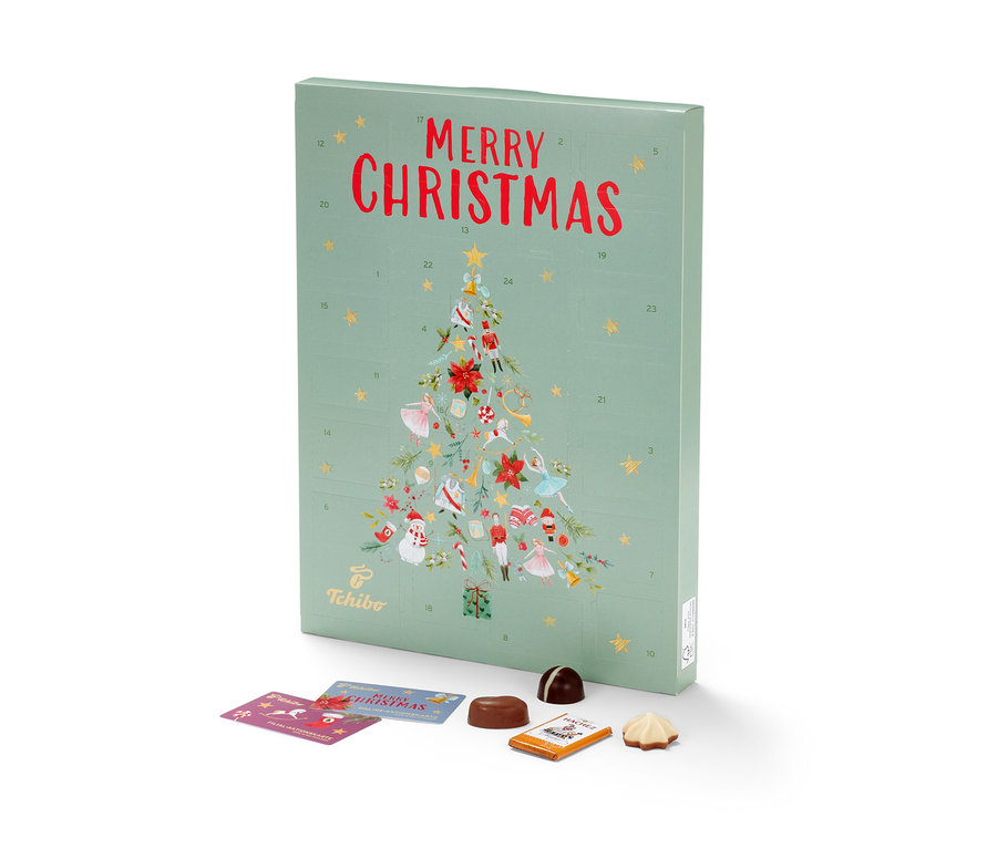 Ein grüner Tchibo Adventskalender mit Weihnachtsbaum-Motiv und Zahlen, Pralinen und Karten darunter.