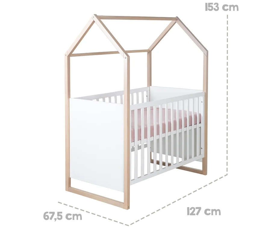 Weißes Babybett mit naturfarbenem Holzrahmen in Hausform und rosa Laken. Maße: 153 cm H, 127 cm L, 67,5 cm B.