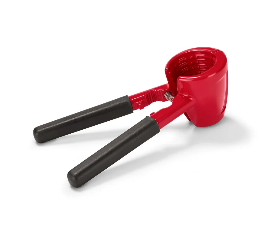 Ein roter 3-in-1-Nussknacker und Flaschenöffner auf weißem Hintergrund.
