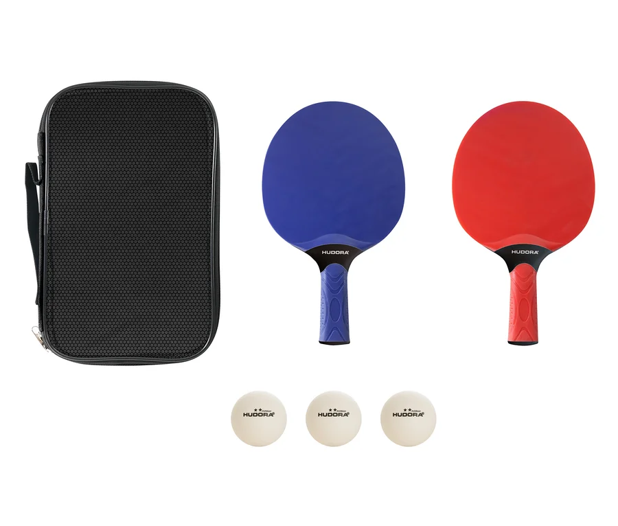 Ein schwarzes Etui, ein blauer und ein roter Schläger und drei weiße Tischtennisbälle des Hudora Tischtennis-Set »Outdoor«.