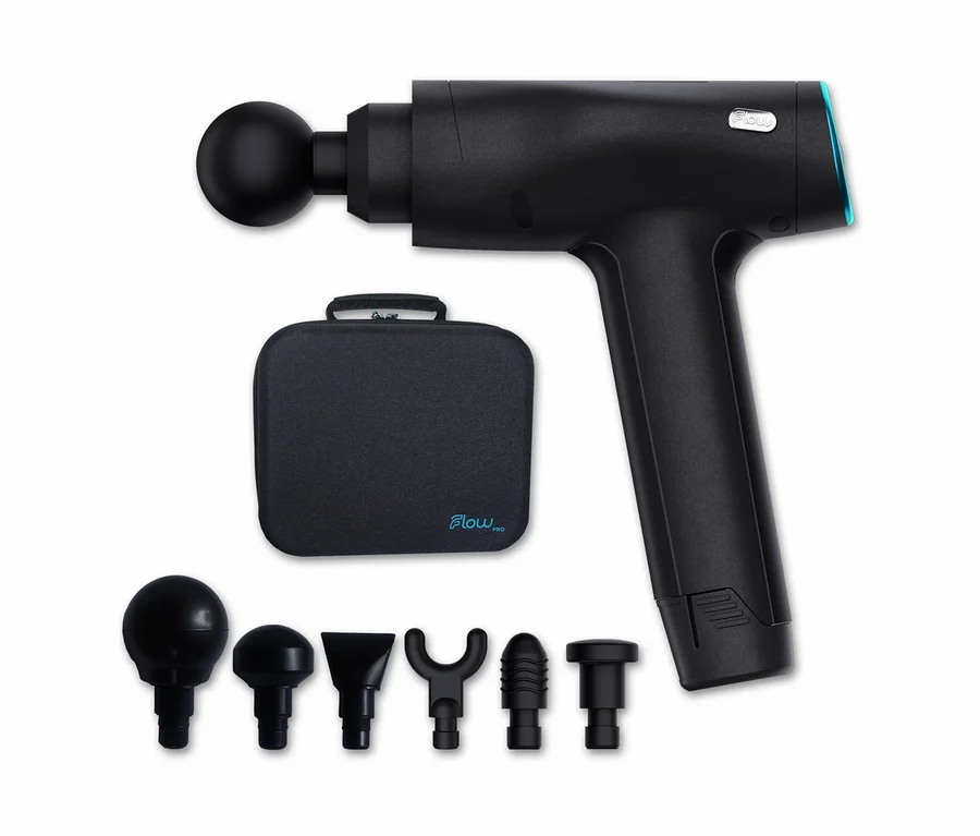 Schwarze FLOW-Pro-Massagepistole mit Koffer und verschiedenen Aufsätzen.