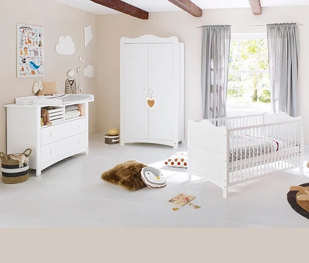Kinderzimmer mit weißen Möbeln und Kinderbett. Zu sehen ist das 3-teilige Pinolino Set »Florentina« extrabreit.