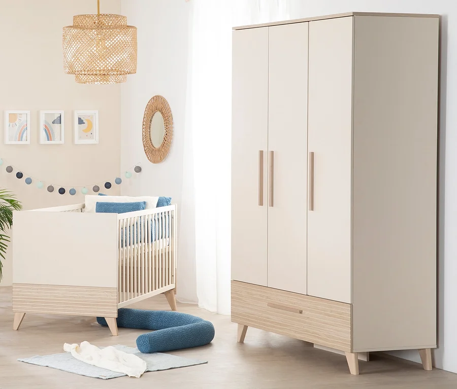Kinderzimmer mit Gitterbett und dreitürigem roba Kinder-Kleiderschrank »Sidney« in Kaschmir.
