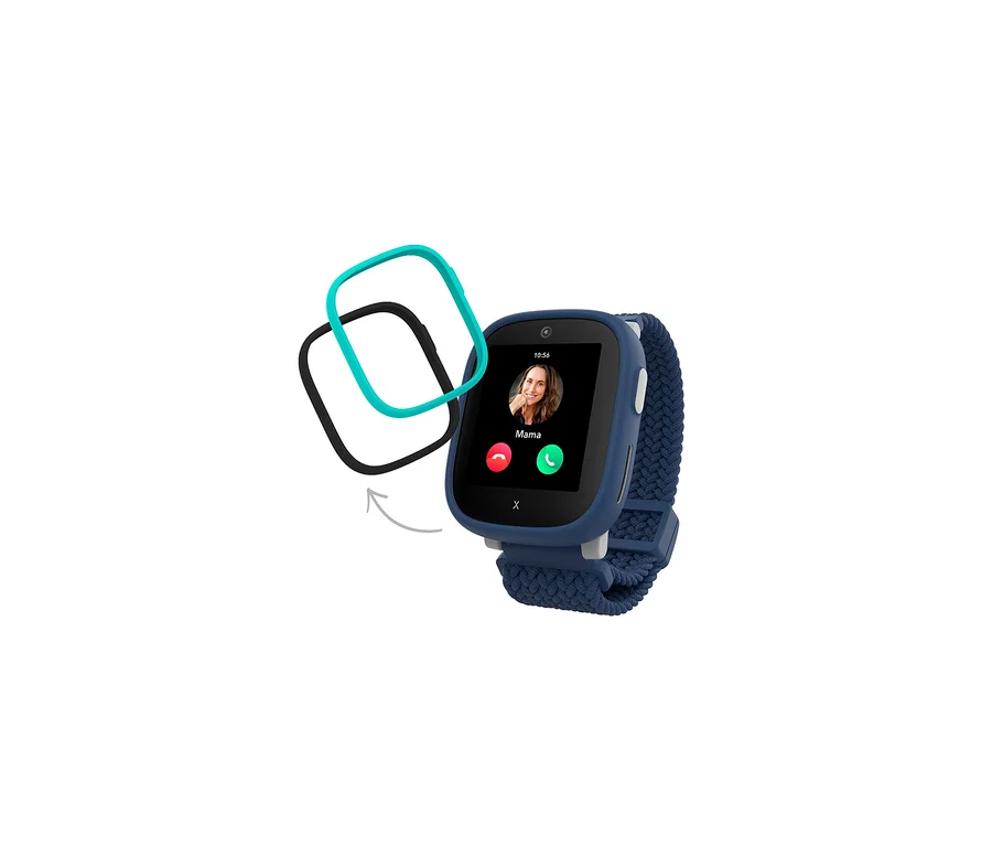 Blaue Xplora X6Play 2nd Gen Kids Watch, die einen Anruf von "Mama" anzeigt, daneben schwarze und türkise Wechselrahmen.