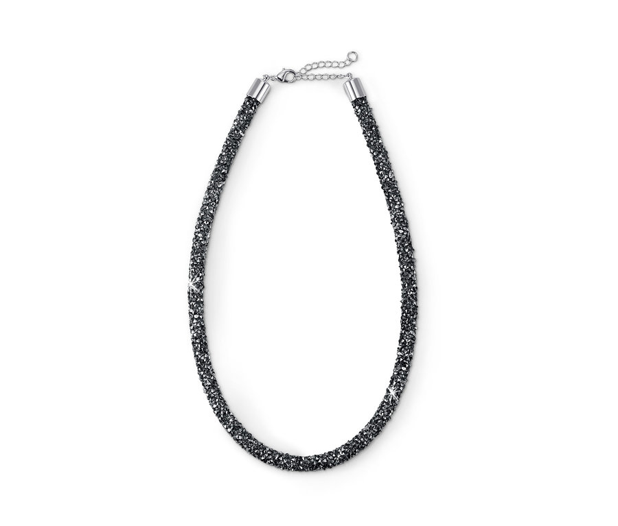 Eine glitzernde Kette auf weißem Grund.