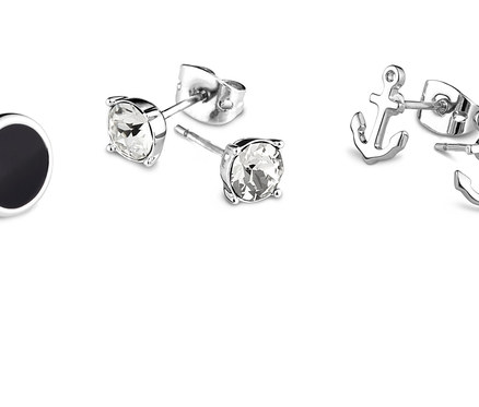Ohrstecker-Set: schwarze, runde Ohrstecker, klare Ohrstecker und Ohrstecker in Ankerform.