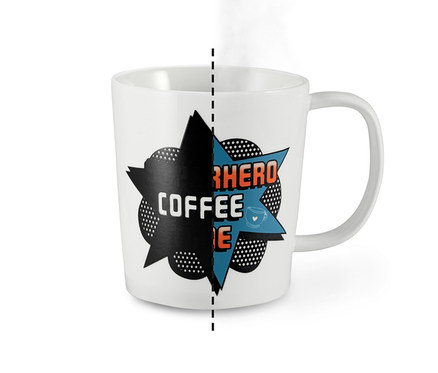 Weißer Trinkbecher mit Farbwechseleffekt und dem Aufdruck COFFEE HERO. Aus dem Becher steigt Dampf auf.