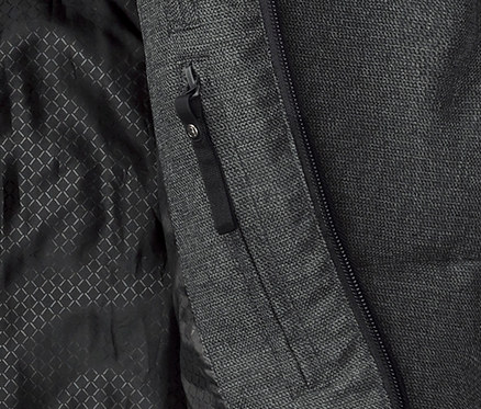 Detail einer Thermo-Steppjacke mit einer Innentasche mit Reißverschluss.