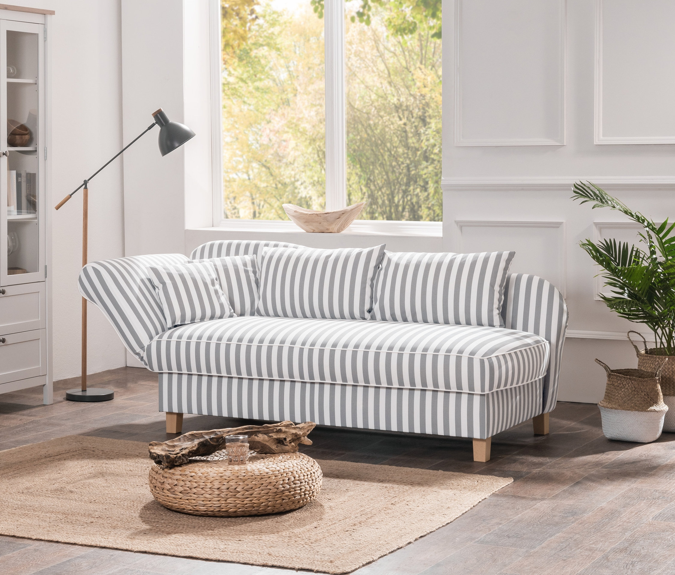 Wohnzimmer mit grau-weiß gestreifter Max-Winzer®-Recamiere »Saturn«, Schrank und Pflanzen.