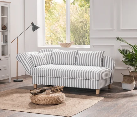 Wohnzimmer mit grau-weiß gestreifter Max-Winzer®-Recamiere »Saturn«, Schrank und Pflanzen.