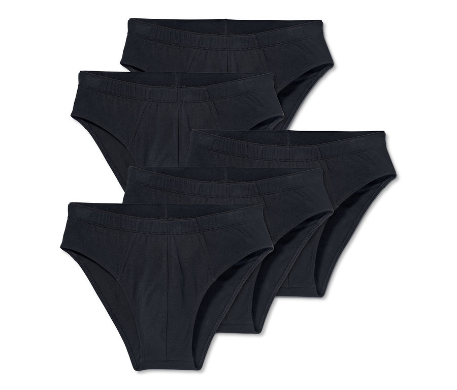 Fünf schwarze Herrenslips liegen in einem Stapel übereinander.