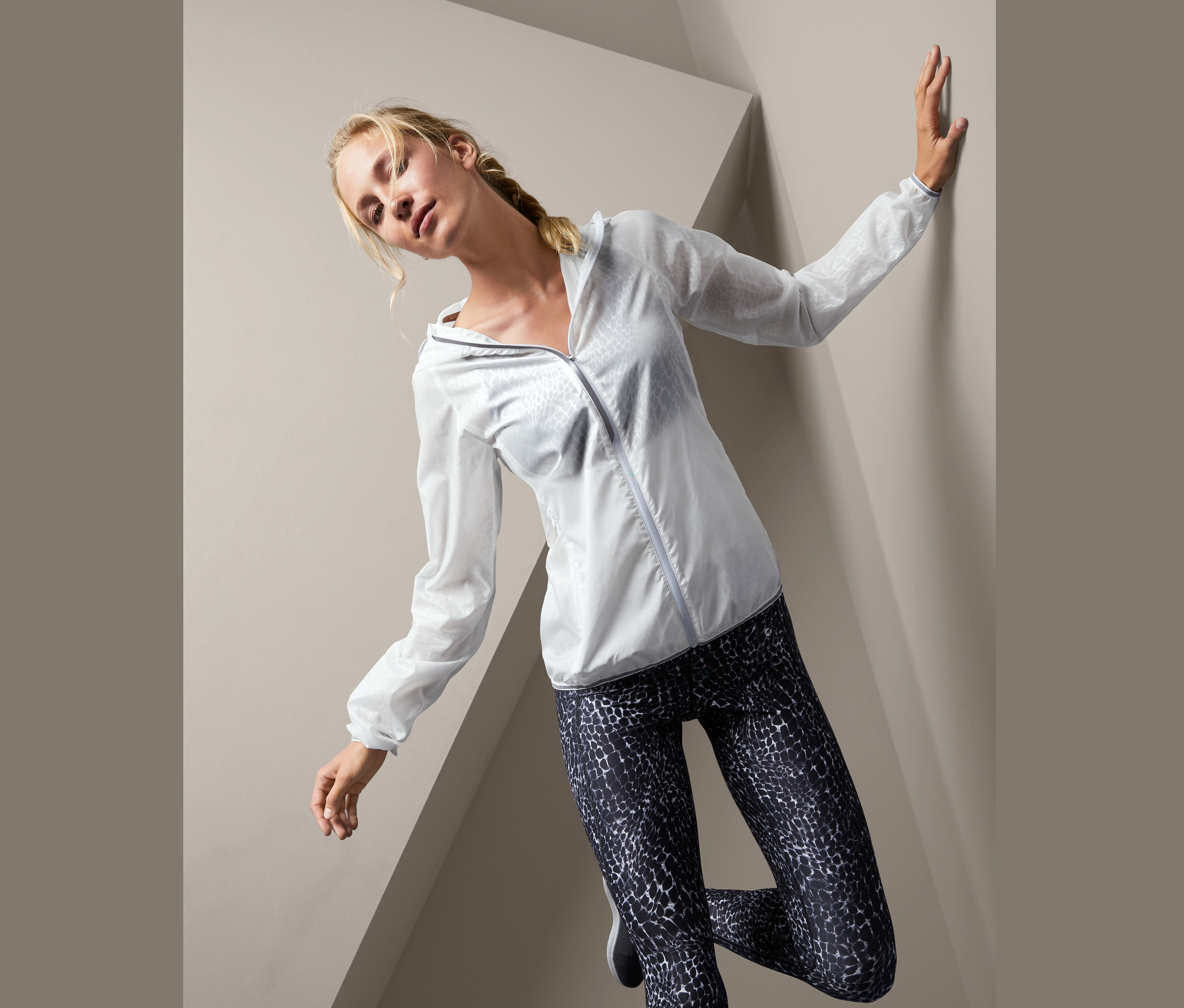 Frau posiert in Lightweight-Laufjacke.