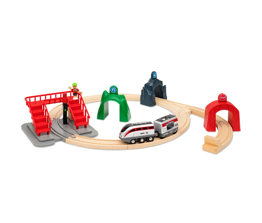 Ein Holzeisenbahn-Set mit Tunnel, Brücke, Zug und Figur. Zu sehen ist das BRIO® – Smart-Tech-Set.