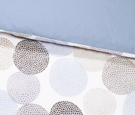 Detailansicht von Satin-Wendebettwäsche mit Kreis-Muster und blauer Oberseite.