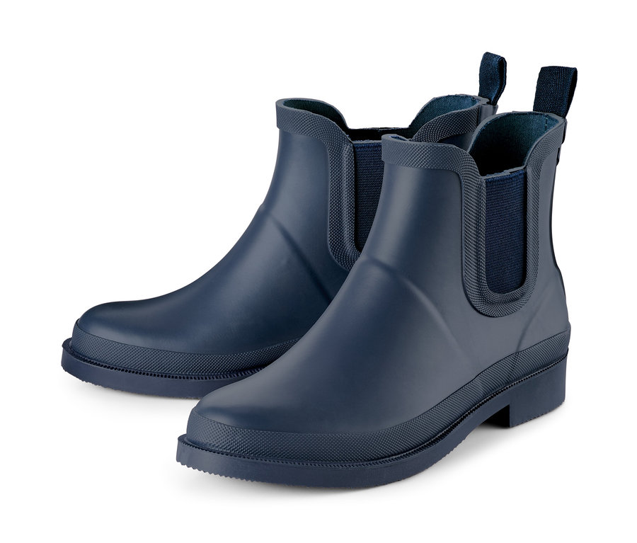 Zwei dunkelblaue Regenstiefeletten.
